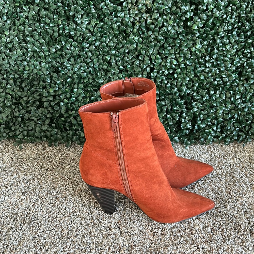 Fabulous 4inch heel suede zip up boots in a sexy burnt orange color! Size 8.